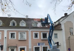 LP måleri tvättar tak med hjälp av skylift