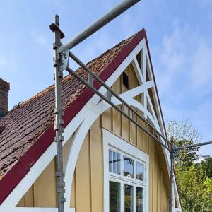 Målning av gul träfasad